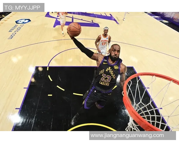 老鹰队对决湖人队詹姆斯领衔的精彩比赛回顾与分析